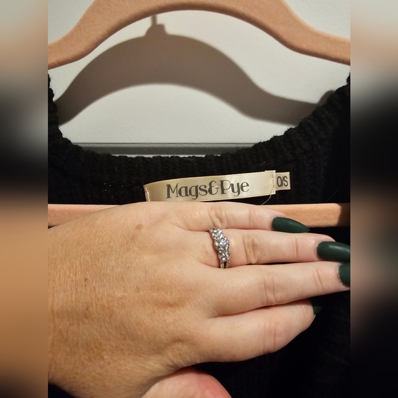 Oversized Open Shoulder Sweater - Picture 3 of 3